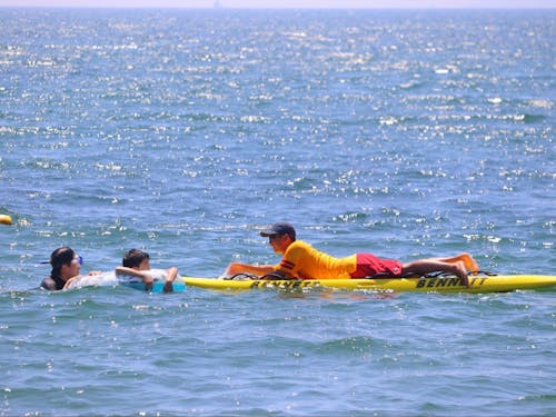 夏は海水浴場でライフセービングを行います。
