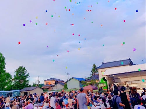 地域の夏祭りでは花の種を付けた風船を飛ばした