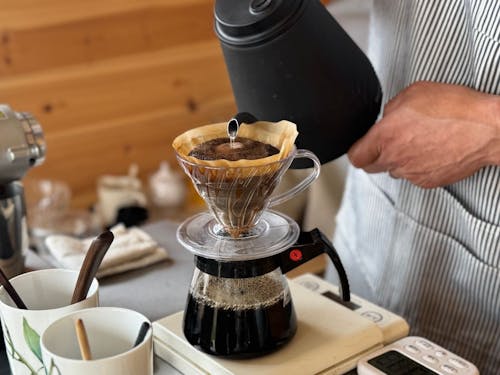 丁寧な手つきで珈琲を入れる大資さん