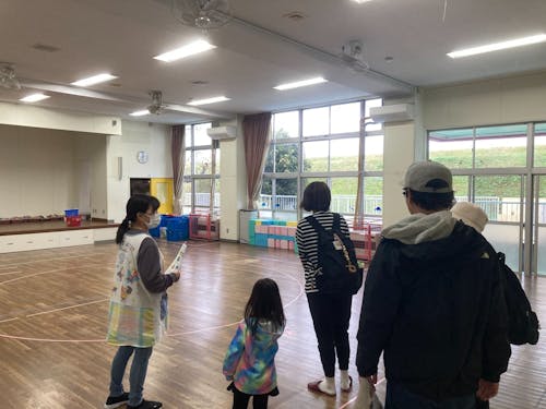 【広い園庭が魅力】『田島わくわく保育園』子どもたちと接している保育士がご案内。