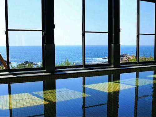三陸海岸の絶景を望みながら入れる天然温泉。
