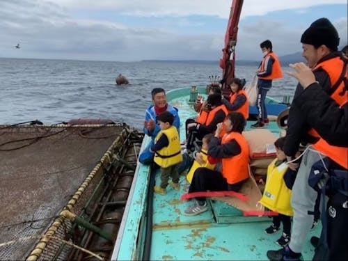 カンパチの養殖場で餌やり!飛び跳ねる魚に子どもたちは大興奮!