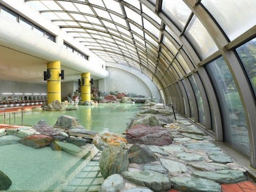 回廊庭園を抱く温泉大浴場「太陽殿」