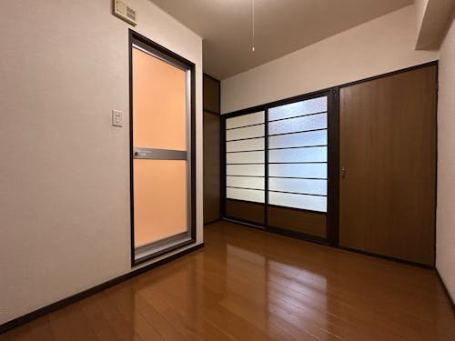 3.6万(共益費水道料込)の2K・バストイレ別。奥は和室5畳ベランダ付です。