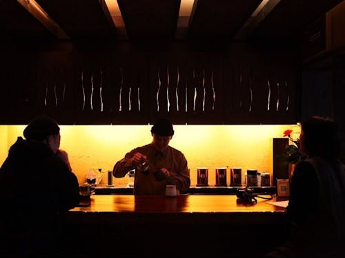 カウンターで出汁ドリップやコーヒーを淹れる東野さん