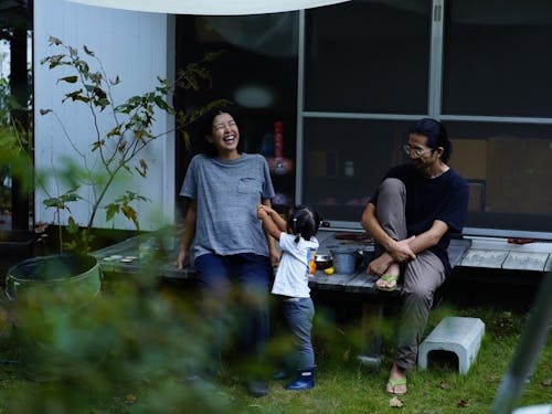 庭のデッキにて、0歳の息子はまだお腹の中にいた頃。