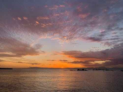 夕方子どもと手をつないで歩く道。沈む夕陽の位置の変化で地球が回っていることを実感