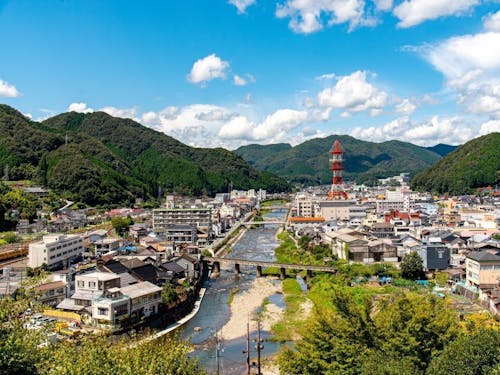 中心市街地の様子。まちの真ん中を川が流れている。