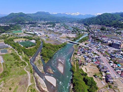 みなかみ町の全景（利根川と谷川連峰）