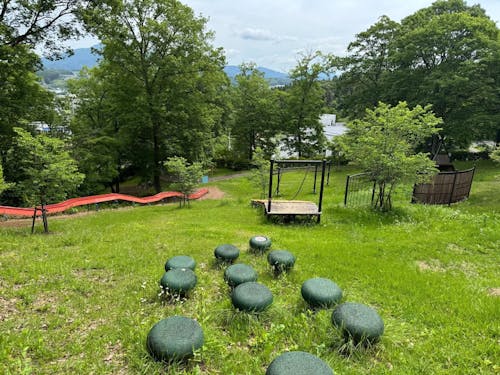 広々としたアスレチックは山の斜面を利用。長いローラーすべり台が人気