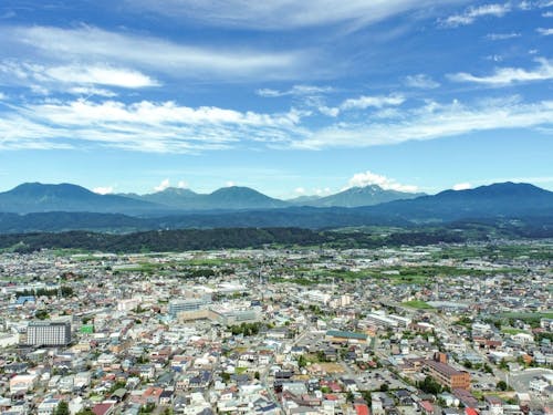 市街地エリアをドローン撮影。身近にある山の風景が美しいです。