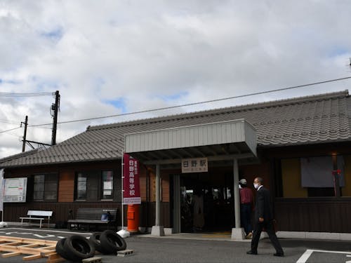 レトロな駅舎の日野駅。住民の力で築100年の駅舎が再生されました。