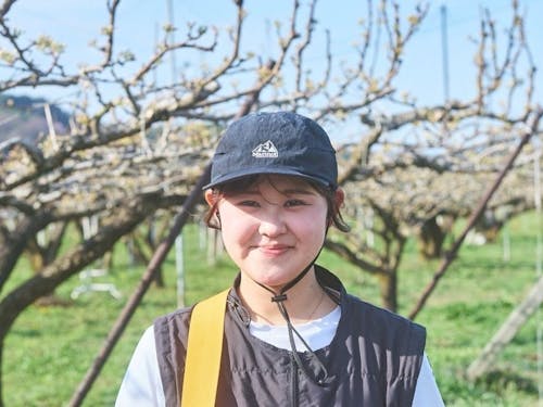 2 年前に果樹農家をめざして移住した「ぬいぬい農園」の乾真緒さんを畑に訪ねます