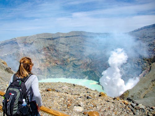 阿蘇中岳は、火口を覗き込むことができる珍しい火山！