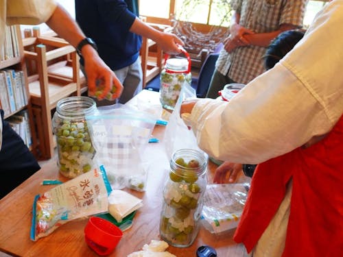 島で行われた梅シロップ作りの様子