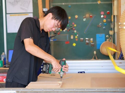 山の上の木工職人、田中大也さんを廃校の中にある木材加工施設に訪ねます!
