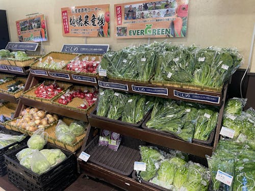 スーパーの一角には、旬の新鮮なお野菜がたっぷり並んでいます