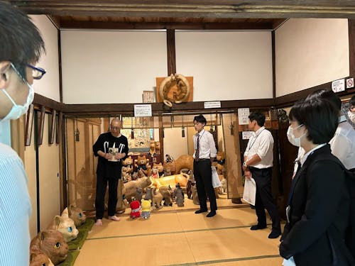 新規採用職員の研修の一場面。むつみ地域の雲林寺(猫寺)を訪問。