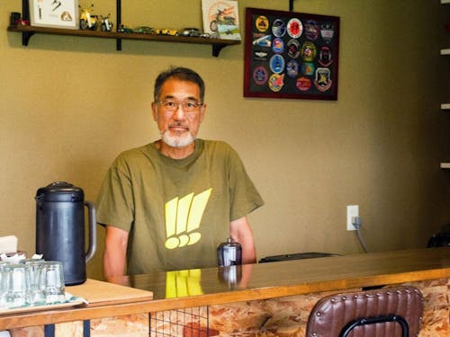 お店のカウンターにて