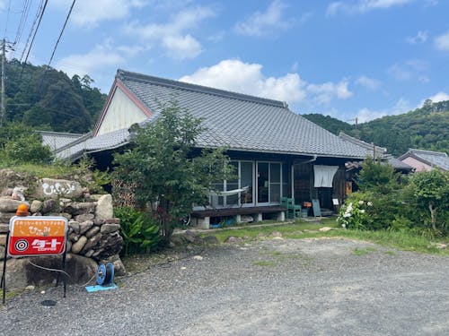 ランチは近くの古民家カフェへ。