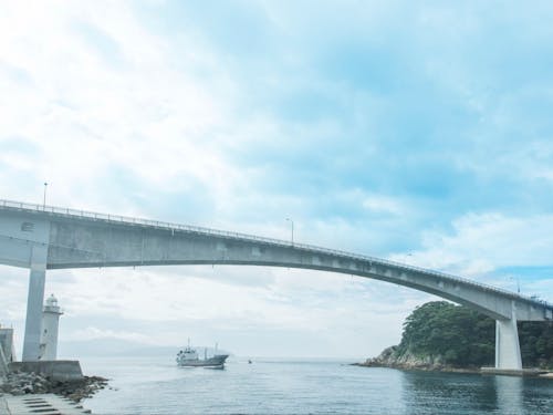 全長170mの上関大橋を利用し、離島と気軽に行き来できるところも魅力です。