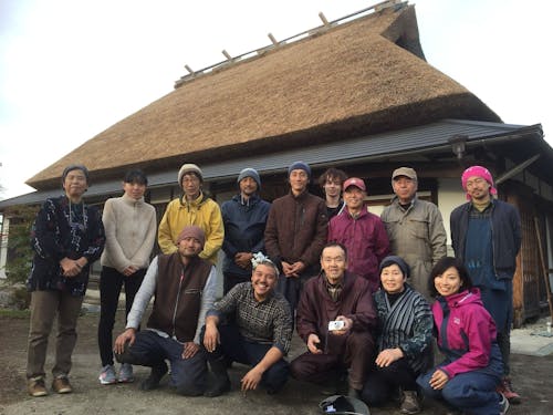 農村巡りの拠点となる富田地区のシンボル「茅の宿とみだ」とゆかいな仲間たち