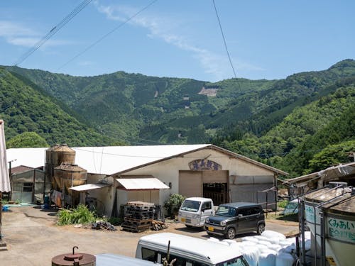 牧場や農家さんのお宅へ往診。山々に囲まれた環境です。