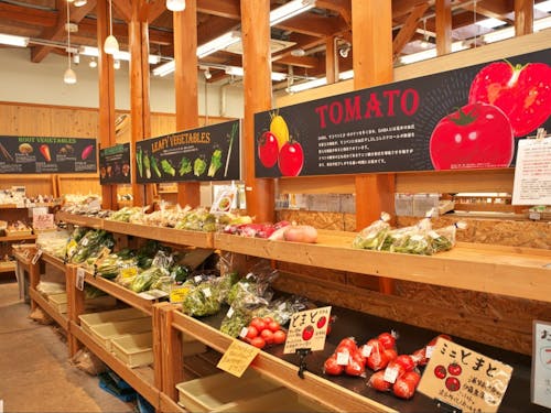 道の駅せせらぎの里こうらでは、地元野菜やオリジナル加工食品が購入できます!