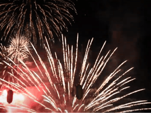 やけうちどんと祭り。目の前に迫る水中花火は圧巻です