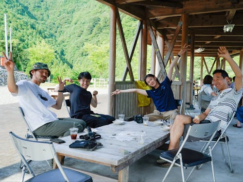夕涼みカフェをたのしむ協力隊たち。地域のひとととの交流で道が開けることも。