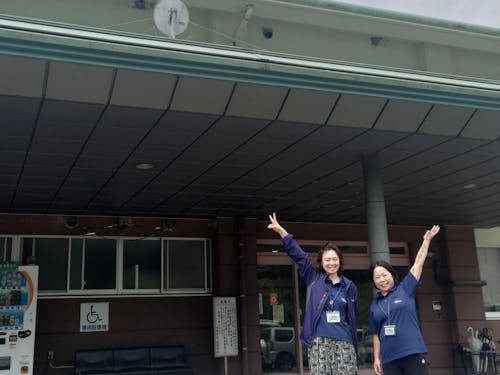 庁舎前で森本さんと猪野さん