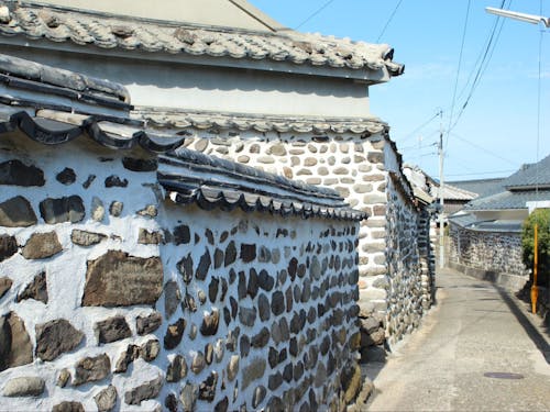 祝島ならではの風景。風と歴史を紡ぐ、美しい練塀の小道。