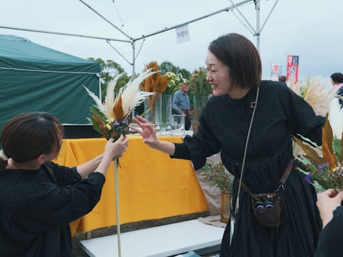 現役地域おこし協力隊（右）による花育ワークショップ