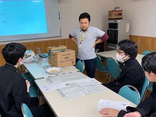 学生と話をする山岡 星児さん