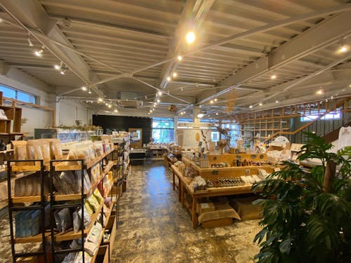 元家具屋を改修して生まれた「Chus」はマルシェをそのままお店にしたような場所