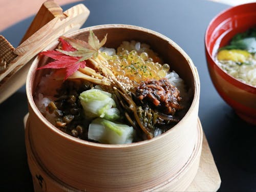 「白蒸」蒸籠で蒸した餅米(ひめのもち)に旬の食材をたっぷりと✨