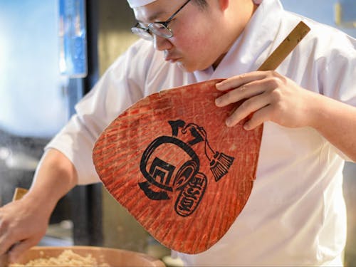 粕酢を使用した酢飯を仕込む三鴨さん!