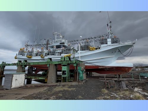 上架の様子①海から揚がってきた漁船