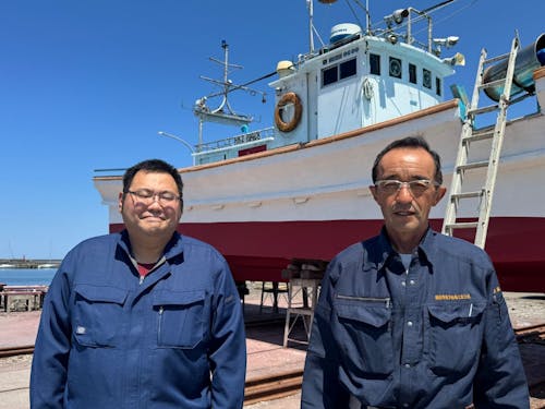 上架公社の齊藤課長(右)と高本さん(左) いつもはもっとにこやかですよ!