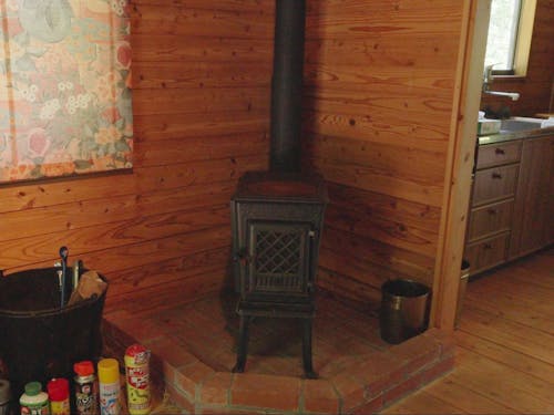 物件に入ってすぐ薪ストーブがお出迎え。冬は大活躍してくれそう。