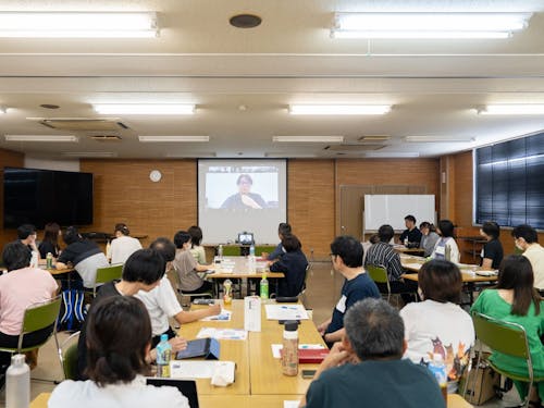 授業は基本オンライン。全9日間のうち3日間は、参加者が会場に集合して受講します。