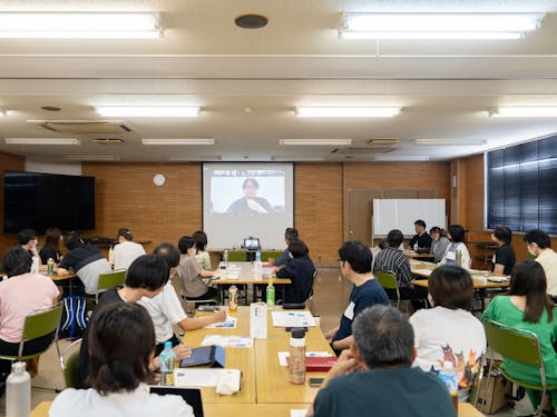 授業は基本オンライン。全9日間のうち3日間は、参加者が会場に集合して受講します。