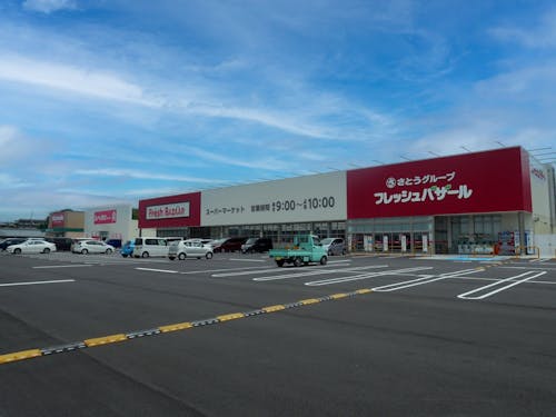 食品スーパーやドラッグストア等があります