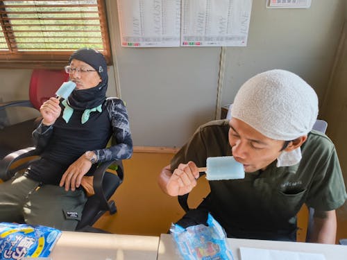仕事おわりにガリガリ君にかぶりつく2人
