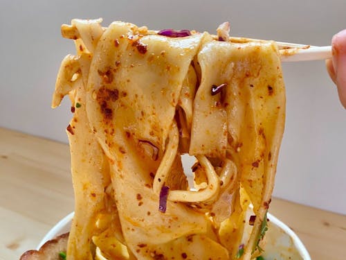 ビャンビャン麺/唐辛子や山椒を振り、油、酢、醤油のソースに絡めて食べる麺料理。