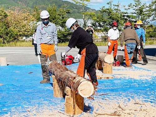 迫力満点！チェーンソー体験