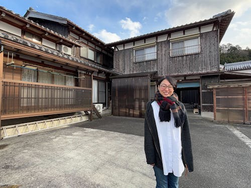 以前は3世帯が住んでいた民家を受け継いだ山本真理子さん