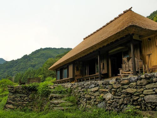 “ちいおり”。約50年前にアレックスが購入し、維持保全してきたかやぶき古民家。