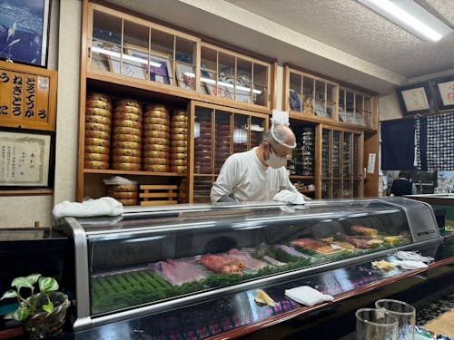 50年大将が立ち続けた「和幸寿司」のカウンター。