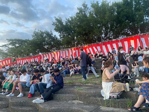 紅白幕の内側は招待ブース。地元の方が大勢おられました。